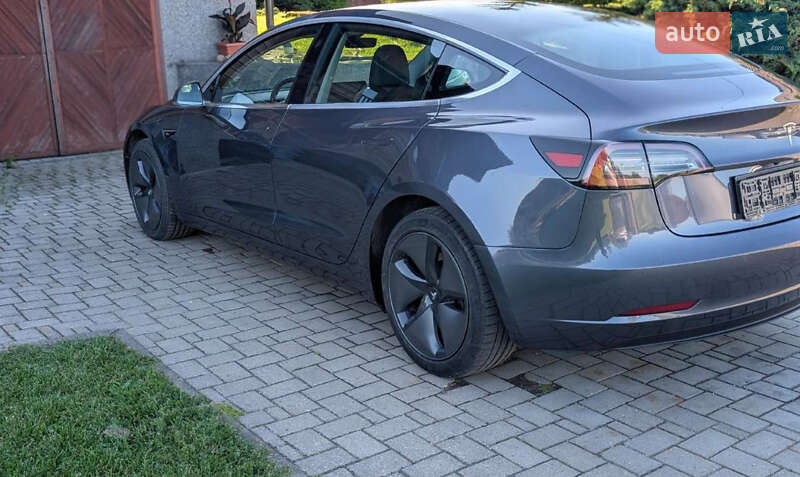 Седан Tesla Model 3 2019 в Львове
