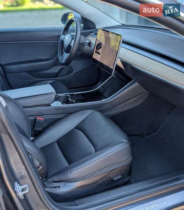 Седан Tesla Model 3 2019 в Львове