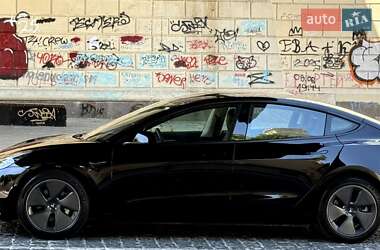 Седан Tesla Model 3 2022 в 