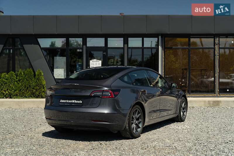 Седан Tesla Model 3 2022 в Черновцах