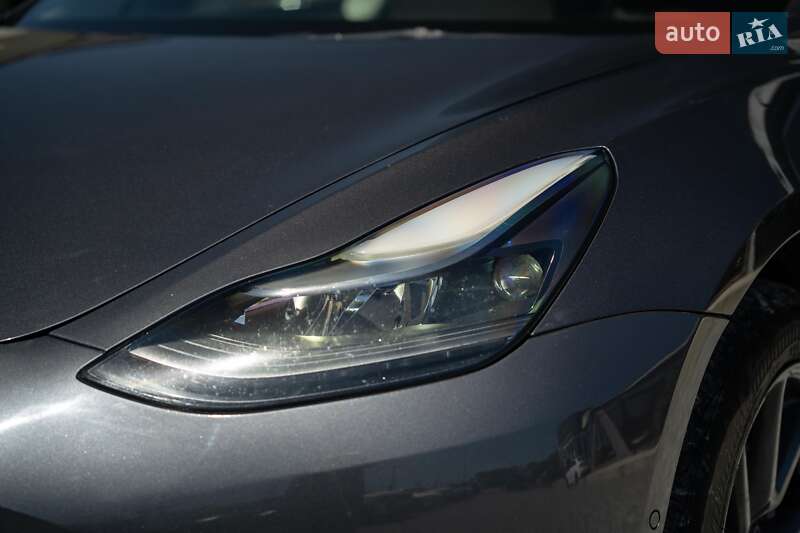 Седан Tesla Model 3 2022 в Черновцах