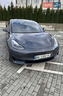 Седан Tesla Model 3 2022 в 