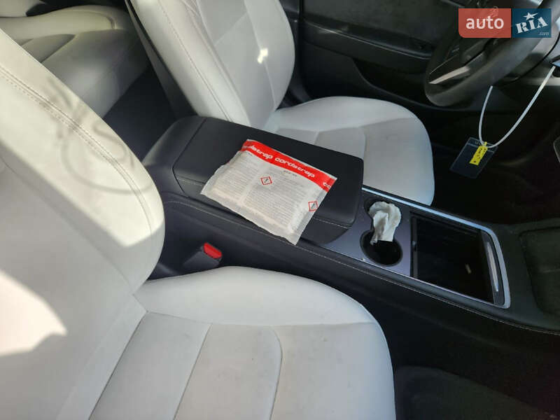 Седан Tesla Model 3 2022 в Львові