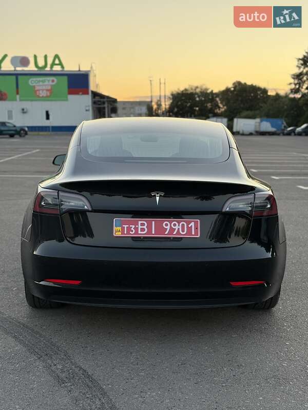 Седан Tesla Model 3 2022 в Ровно