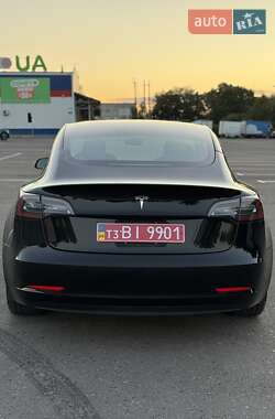 Седан Tesla Model 3 2022 в 