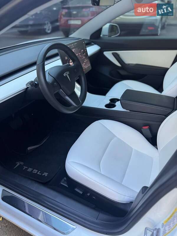 Седан Tesla Model 3 2019 в Одесі
