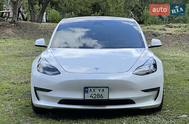 Седан Tesla Model 3 2023 в 