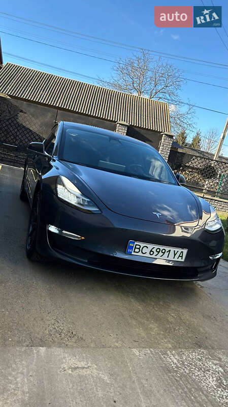 Седан Tesla Model 3 2019 в Львові