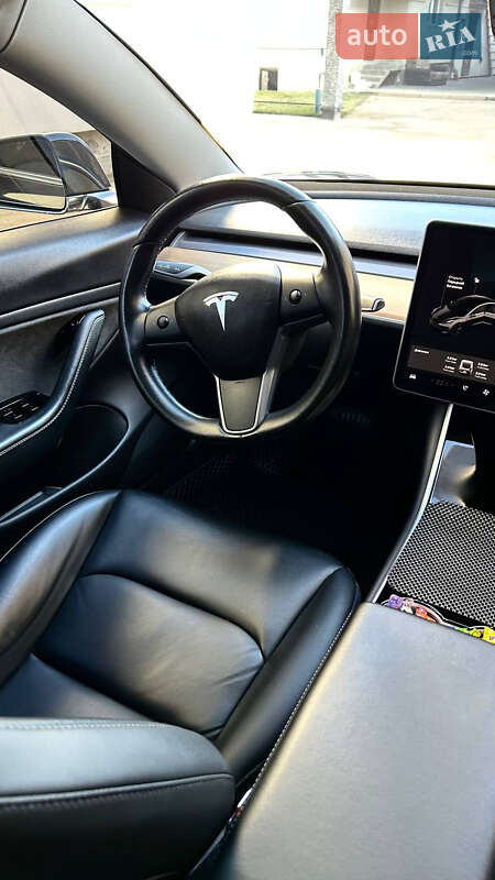 Седан Tesla Model 3 2019 в Львові