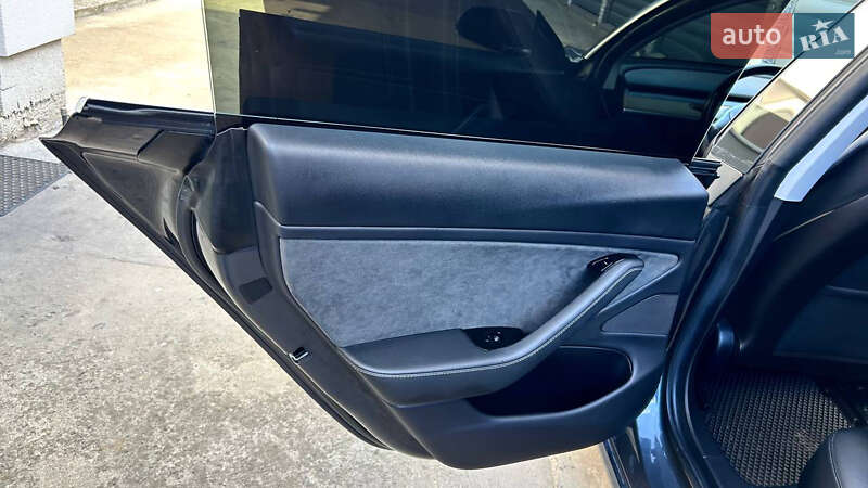 Седан Tesla Model 3 2019 в Львові