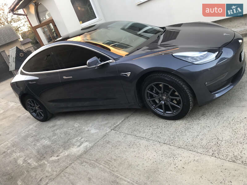 Седан Tesla Model 3 2019 в Львові