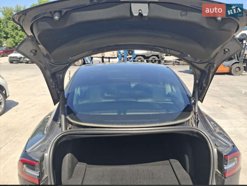 Седан Tesla Model 3 2021 в Киеве