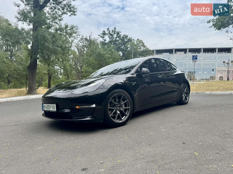 Седан Tesla Model 3 2021 в 