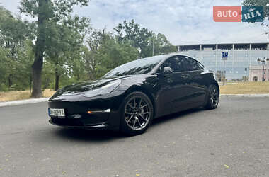 Седан Tesla Model 3 2021 в 