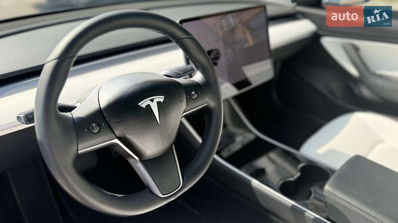 Седан Tesla Model 3 2020 в Рівному