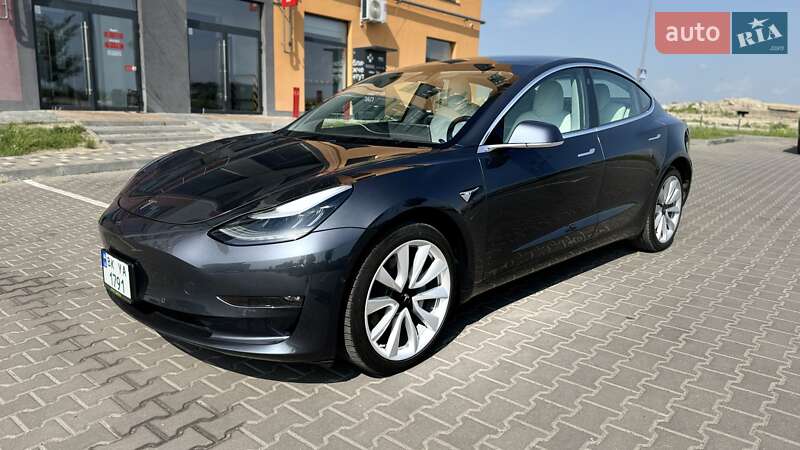 Седан Tesla Model 3 2020 в Рівному