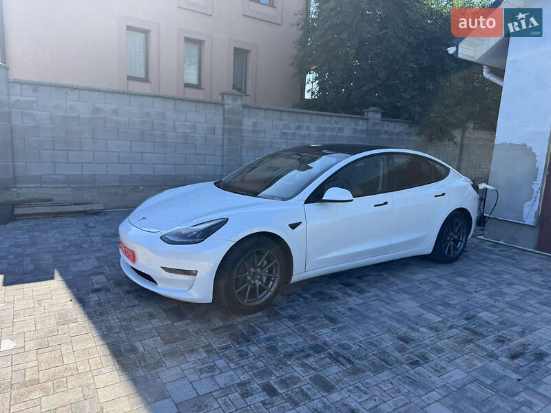 Седан Tesla Model 3 2022 в 