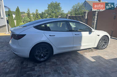 Седан Tesla Model 3 2022 в 