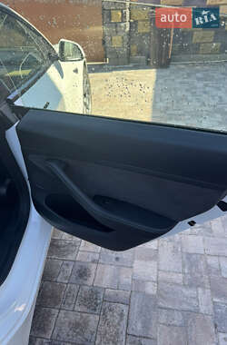 Седан Tesla Model 3 2022 в 