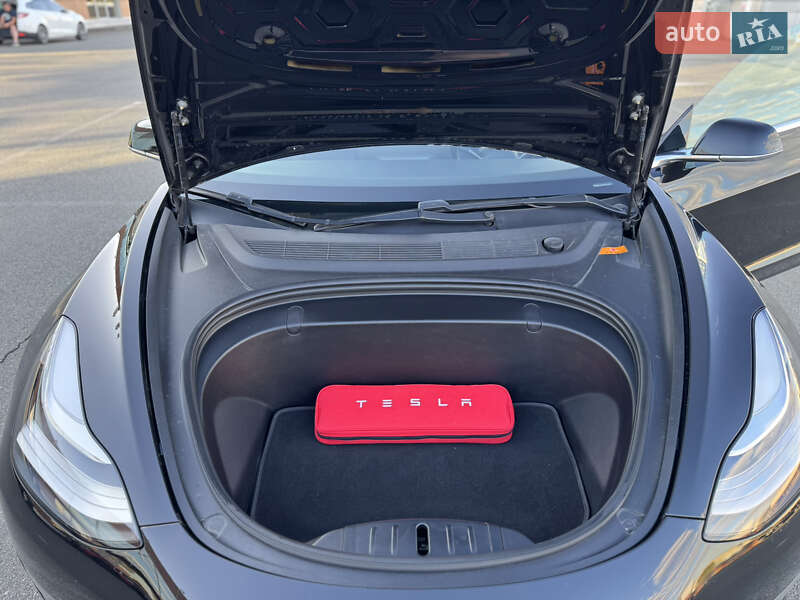 Седан Tesla Model 3 2019 в Києві