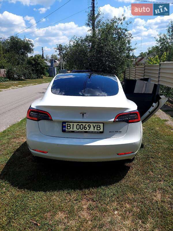 Седан Tesla Model 3 2021 в 