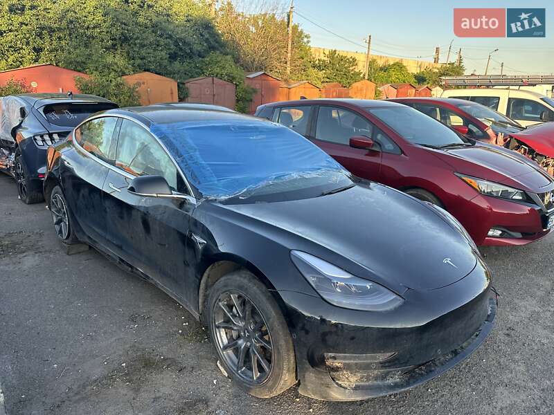 Седан Tesla Model 3 2018 в Ровно
