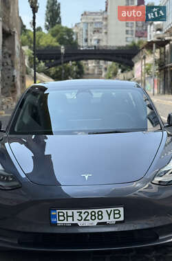 Седан Tesla Model 3 2022 в 