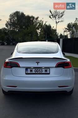 Седан Tesla Model 3 2021 в 