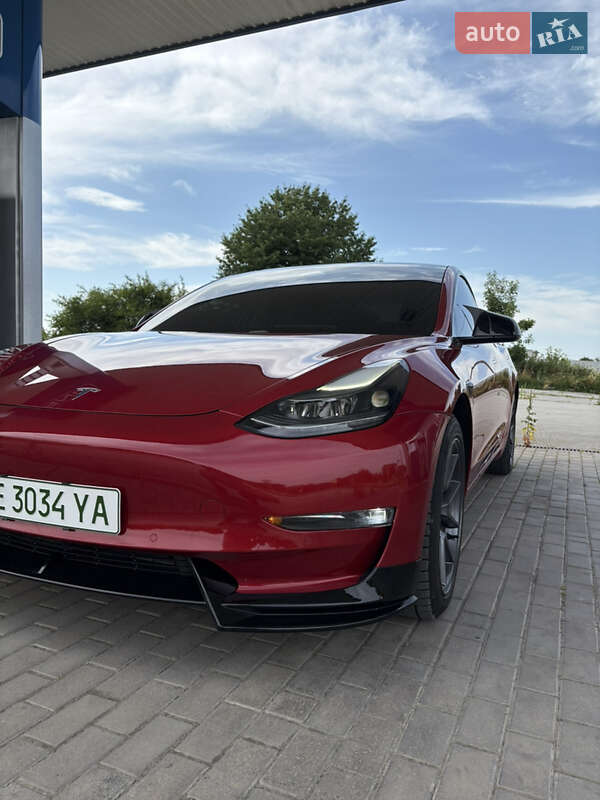 Седан Tesla Model 3 2021 в Чернівцях