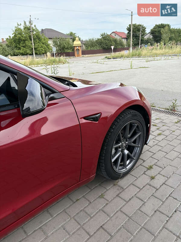 Седан Tesla Model 3 2021 в Чернівцях