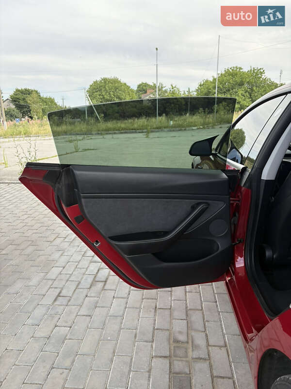 Седан Tesla Model 3 2021 в Чернівцях