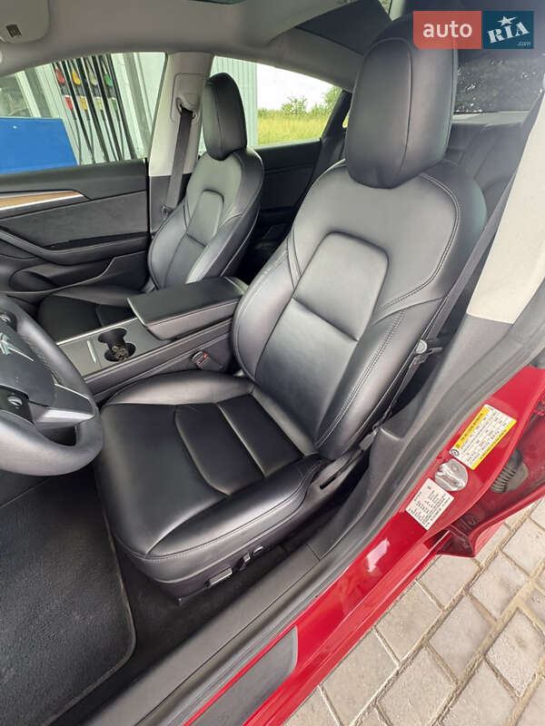 Седан Tesla Model 3 2021 в Чернівцях