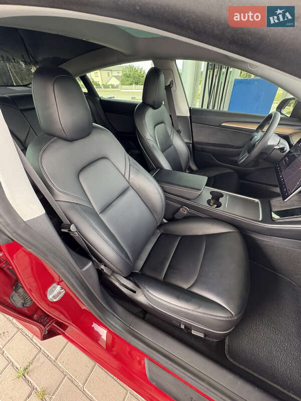 Седан Tesla Model 3 2021 в Чернівцях