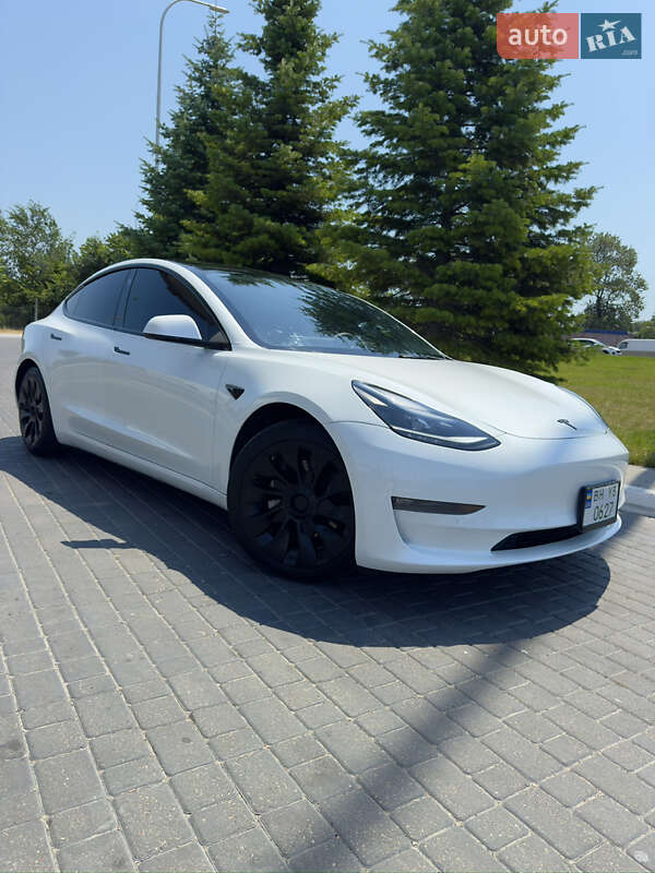 Седан Tesla Model 3 2022 в 