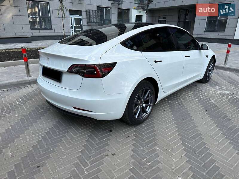 Седан Tesla Model 3 2023 в Львове