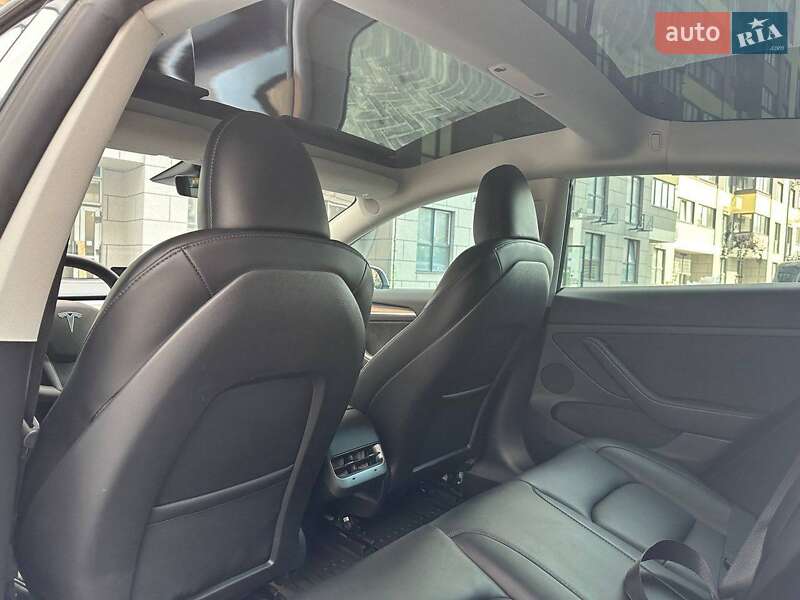 Седан Tesla Model 3 2023 в Львове