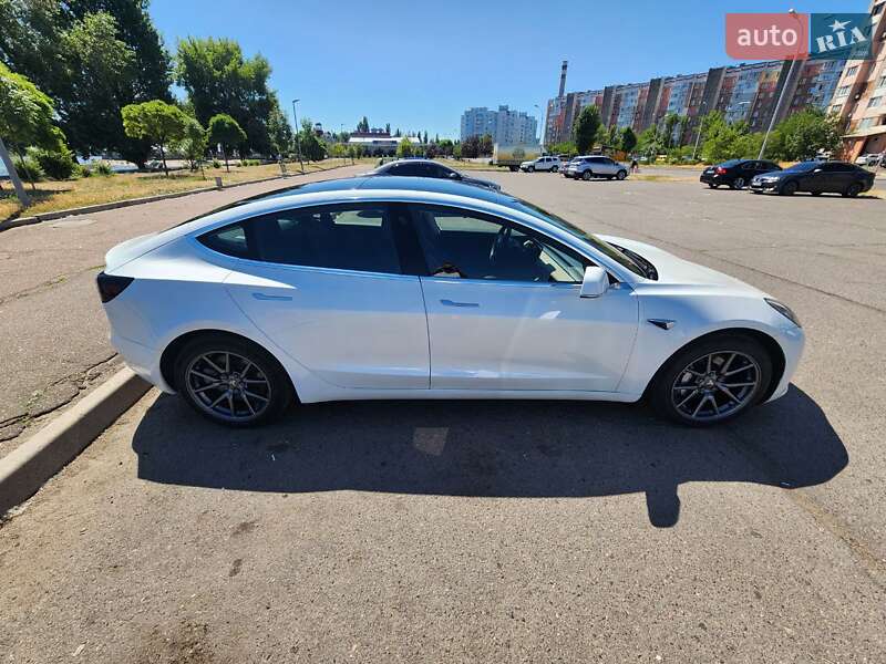 Седан Tesla Model 3 2020 в Черкассах