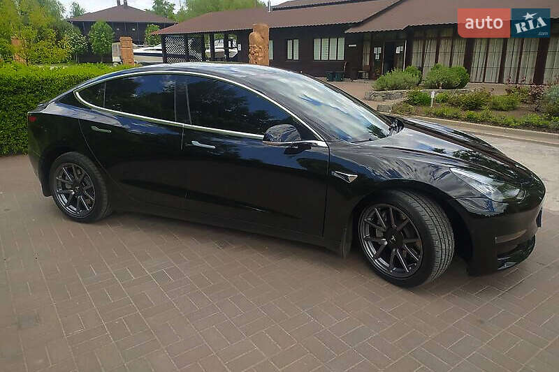 Седан Tesla Model 3 2020 в 