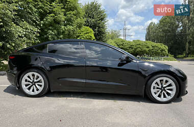 Седан Tesla Model 3 2022 в 