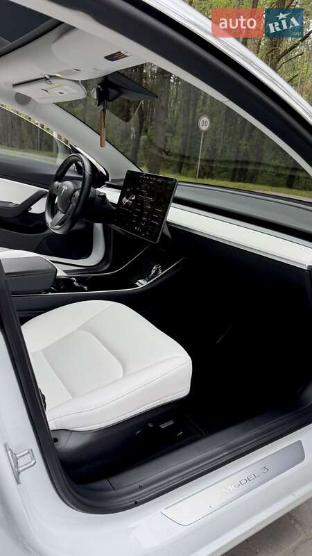 Седан Tesla Model 3 2018 в Львові