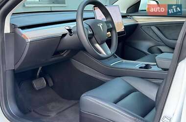 Седан Tesla Model 3 2022 в 