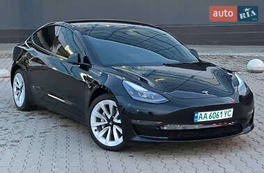 Седан Tesla Model 3 2022 в 