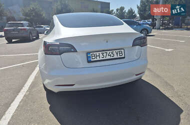 Седан Tesla Model 3 2022 в 