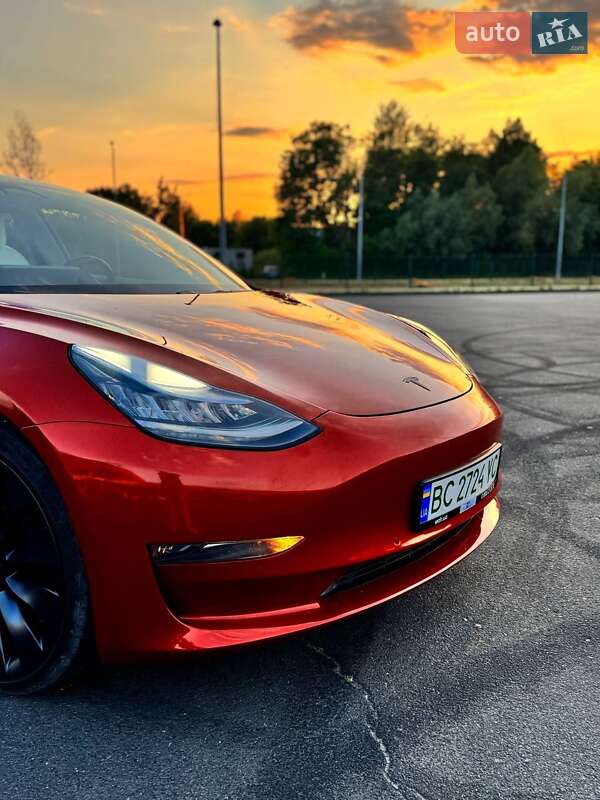 Седан Tesla Model 3 2018 в Львові