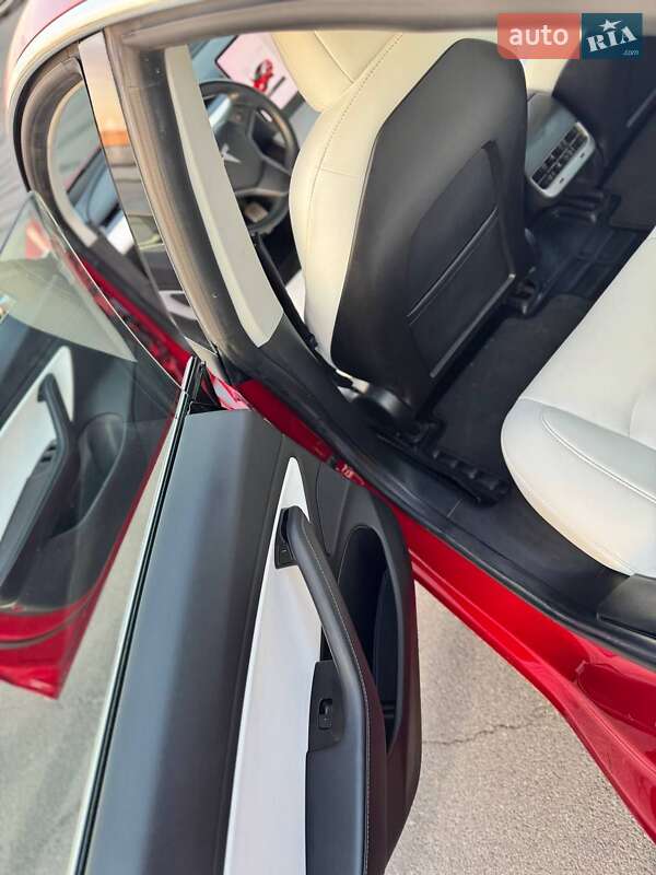 Седан Tesla Model 3 2018 в Львові