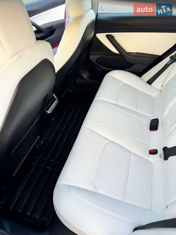 Седан Tesla Model 3 2018 в Львові