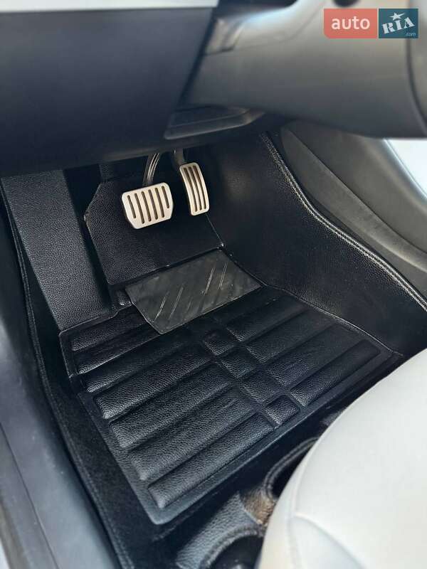 Седан Tesla Model 3 2018 в Львові