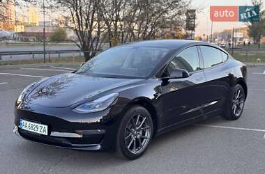 Седан Tesla Model 3 2023 в Львове