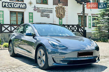 Седан Tesla Model 3 2022 в 