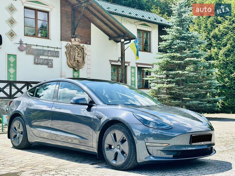 Седан Tesla Model 3 2022 в 